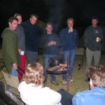 De reisgroep gezellig rondom de BBQ