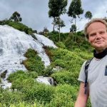 Michiel bij Sipi Falls II waterval in Oeganda