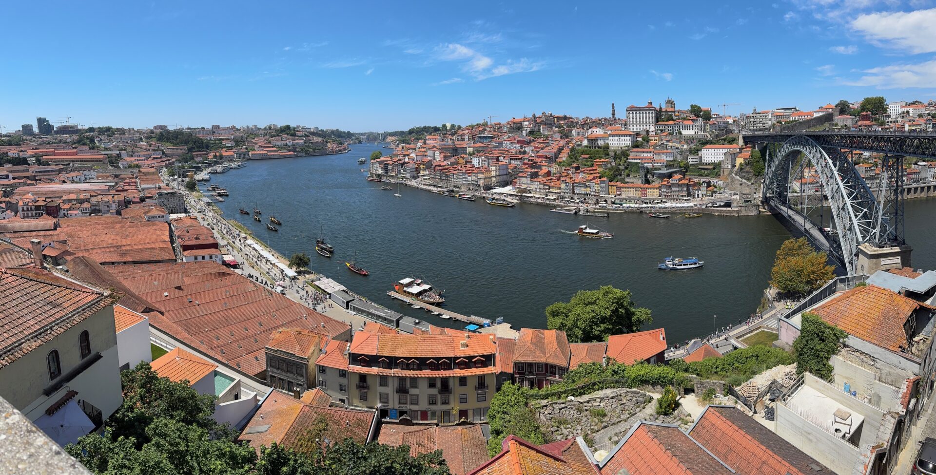 Zicht op Porto, de kades van de Duoro en de brug Louis 1.